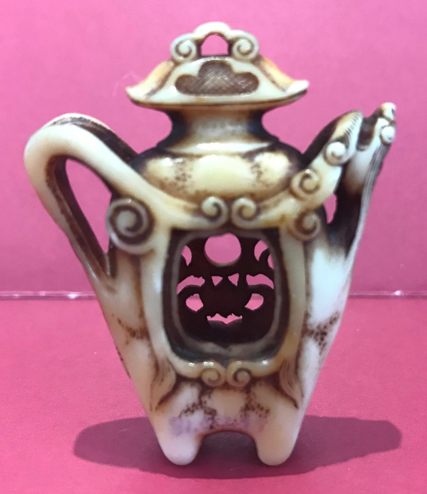 Stag antler netsuke of a Kuro (teapot)